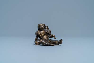 Un poids &agrave; rouleau figurant Liu Hai en bronze sur socle en bois, Chine, Ming