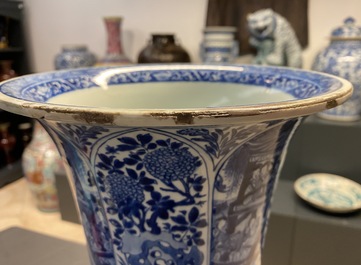 Een paar grote Chinese blauw-witte vazen met Lange Lijzen, Kangxi