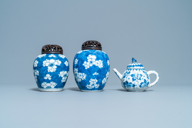 Een paar Chinese blauw-witte gemberpotten en een theepot, Kangxi