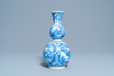 Un vase de forme double gourde en fa&iuml;ence de Delft en bleu et blanc &agrave; d&eacute;cor de chinoiserie, fin du 17&egrave;me