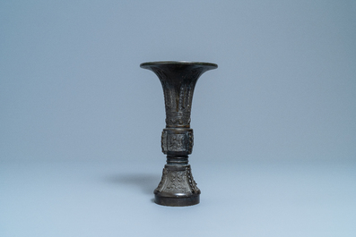 Un vase de forme 'gu' en bronze, Chine, Ming