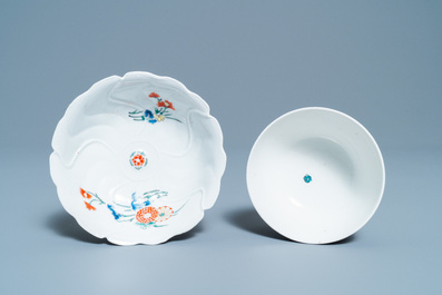 Deux bols et une coupe en porcelaine de style Kakiemon, Japon, Edo