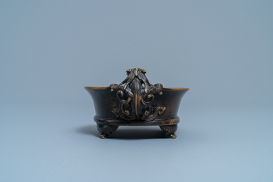 Un br&ucirc;le-parfum en bronze aux anses en forme de chilong, marque de Xuande, Ming