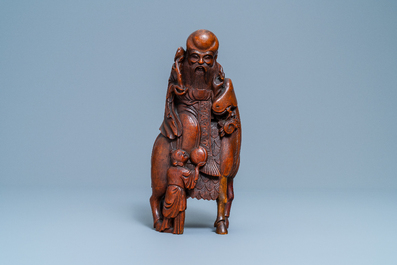 Un groupe en bois de bambou sculpt&eacute; figurant Shou Lao sur un cerf, Chine, Ming