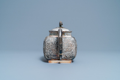 Een grote Chinese zilveren theepot met deksel, 19e eeuw