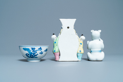 Een Chinese blauw-witte kom, een figuur van een jongen en een famille rose wandvaas, Kangxi/Qianlong