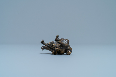 Un poids &agrave; rouleau figurant Liu Hai en bronze sur socle en bois, Chine, Ming