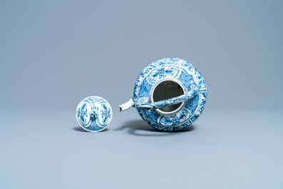 Une verseuse &agrave; vin couverte en porcelaine de Chine en bleu et blanc, Wanli