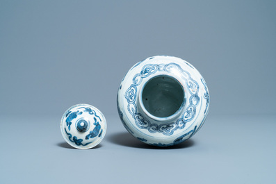 Un vase couvert en porcelaine de Chine en bleu et blanc &agrave; d&eacute;cor de ph&eacute;nix, Ming