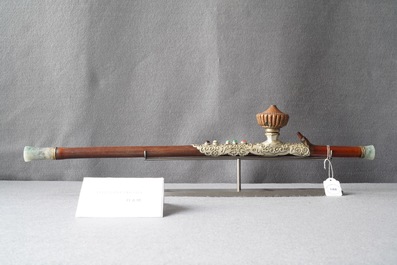 Een Chinese opiumpijp in bamboe, jade&iuml;et en Yixing steengoed, 19e eeuw