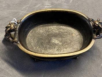 Een Chinese bronzen wierookbrander met chilong handgrepen, Xuande merk, Ming