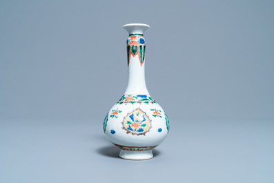 Un vase de forme bouteille en porcelaine de Chine famille verte, Kangxi