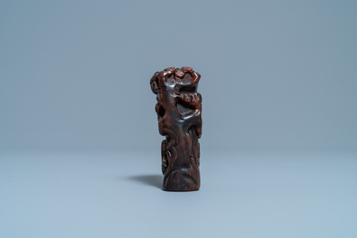 Une coupe libatoire en corne de buffle sculpt&eacute;e, Jiaqing