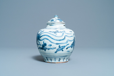 Un vase couvert en porcelaine de Chine en bleu et blanc &agrave; d&eacute;cor de ph&eacute;nix, Ming