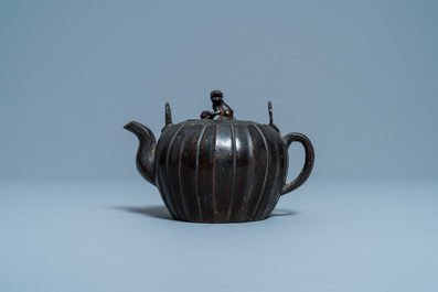 Een Chinese gelakte bronzen theepot met deksel, Yuan