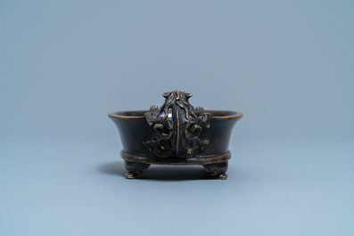 Un br&ucirc;le-parfum en bronze aux anses en forme de chilong, marque de Xuande, Ming