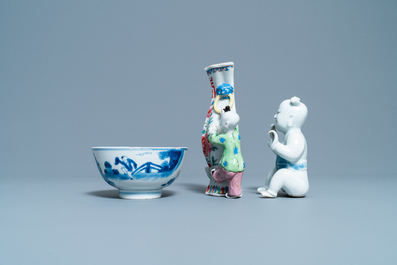 Een Chinese blauw-witte kom, een figuur van een jongen en een famille rose wandvaas, Kangxi/Qianlong
