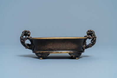 Een Chinese bronzen wierookbrander met chilong handgrepen, Xuande merk, Ming