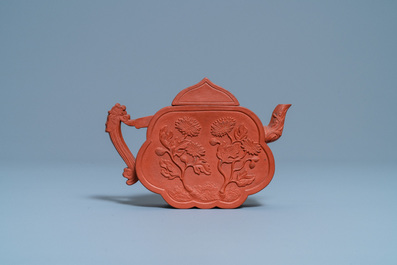 Une th&eacute;i&egrave;re couverte de forme exceptionelle en gr&egrave;s de Yixing, Chine, Kangxi