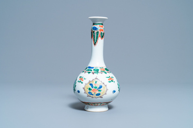 Un vase de forme bouteille en porcelaine de Chine famille verte, Kangxi