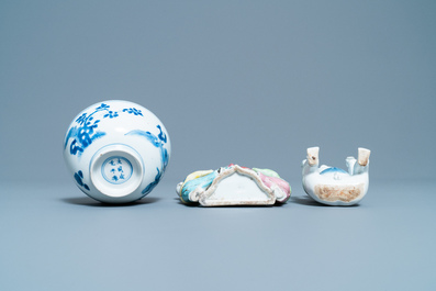 Un bol, une figure d'un gar&ccedil;on et un vase mural en porcelaine de Chine, Kangxi/Qianlong