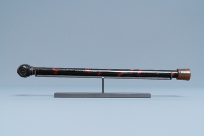A Chinese woman's opium pipe in faux-tortoise lacquered and painted wood, 19th C.