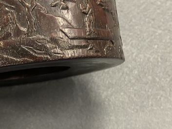 Un pot &agrave; pinceaux en bois de zitan &agrave; d&eacute;cor d'un paysage montagneux, Chine, 17/18&egrave;me