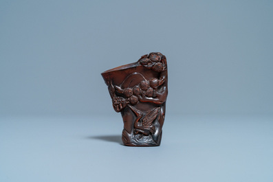 Een Chinese hoornen libation cup, Jiaqing