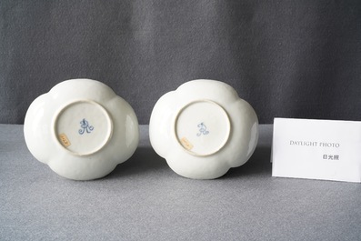 Une paire de tasses et soucoupes en porcelaine de Chine dans le style de Meissen, marques AR, Tongzhi