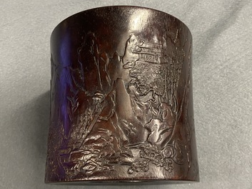 Un pot &agrave; pinceaux en bois de zitan &agrave; d&eacute;cor d'un paysage montagneux, Chine, 17/18&egrave;me