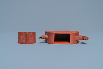 Een bijzondere Chinese Yixing steengoed theepot met deksel, Kangxi