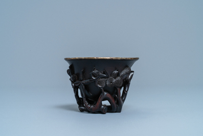 Een Chinese zitan houten libation cup met zilveren binnenwerk, 17e eeuw