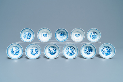 Een collectie Chinese blauw-witte koppen en schotels, 19e eeuw