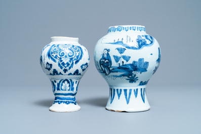 Four Dutch Delft blue and white 'peacock feather' plates and two vases, 18th C.