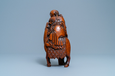 Un groupe en bois de bambou sculpt&eacute; figurant Shou Lao sur un cerf, Chine, Ming