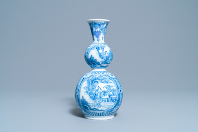 Een blauw-witte Delftse kalebasvaas met chinoiserie decor, eind 17e eeuw