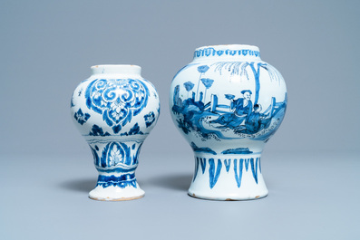 Quatre assiettes et deux vases en fa&iuml;ence de Delft en bleu et blanc, 18&egrave;me