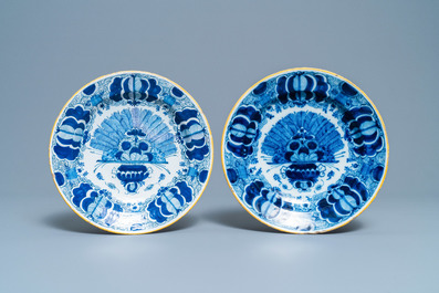 Vier blauw-witte Delftse borden met pauwenstaarten en twee vazen, 18e eeuw