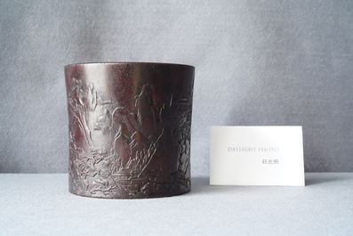 Un pot &agrave; pinceaux en bois de zitan &agrave; d&eacute;cor d'un paysage montagneux, Chine, 17/18&egrave;me