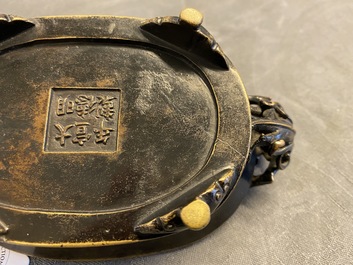Un br&ucirc;le-parfum en bronze aux anses en forme de chilong, marque de Xuande, Ming