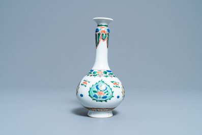 Een Chinese flesvormige famille verte vaas, Kangxi