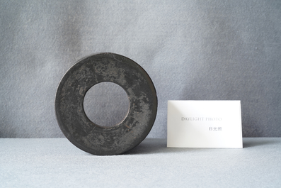 Un pot &agrave; pinceaux en bois de zitan &agrave; d&eacute;cor d'un paysage montagneux, Chine, 17/18&egrave;me