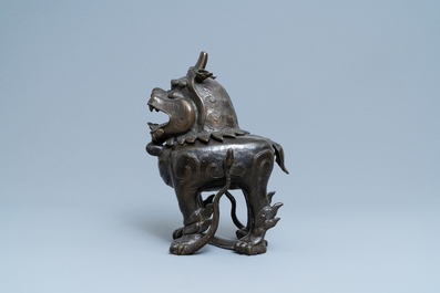 Een grote Chinese bronzen wierookbrander in de vorm van een luduan, Ming
