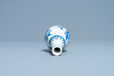 Een Chinees blauw-wit peervormig vaasje met een gedicht, Transitie periode