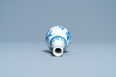 Un vase de forme poireau en porcelaine de Chine en bleu et blanc, &eacute;poque Transition