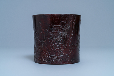 Un pot &agrave; pinceaux en bois de zitan &agrave; d&eacute;cor d'un paysage montagneux, Chine, 17/18&egrave;me