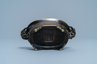Een Chinese bronzen wierookbrander met chilong handgrepen, Xuande merk, Ming