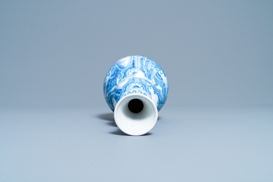 Un vase de forme double gourde en fa&iuml;ence de Delft en bleu et blanc &agrave; d&eacute;cor de chinoiserie, fin du 17&egrave;me