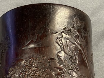 Un pot &agrave; pinceaux en bois de zitan &agrave; d&eacute;cor d'un paysage montagneux, Chine, 17/18&egrave;me