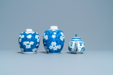 Une paire de jarres et une th&eacute;i&egrave;re couverte en porcelaine de Chine en bleu et blanc, Kangxi